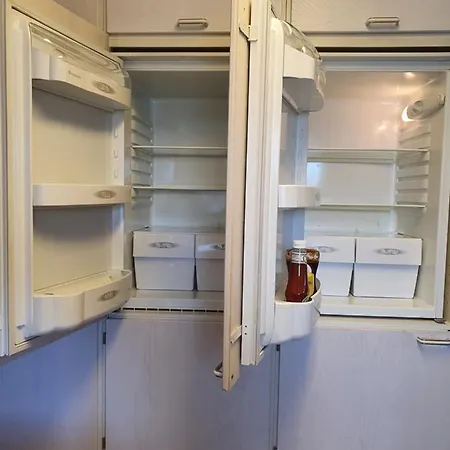 Large With 4 Bedrooms, Location Apartment